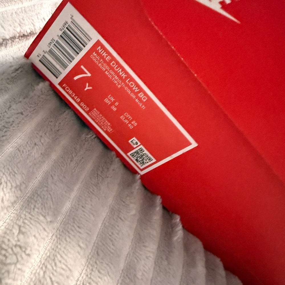Nike Red and White Box - Picture 4 of 4